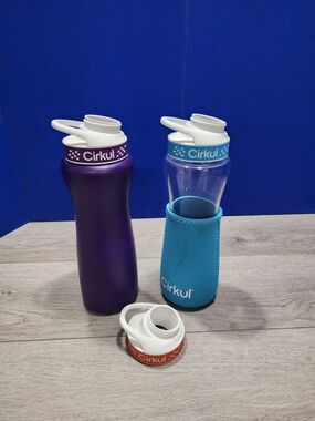 Cirkul 22oz Stainless Steel & Clear Plastic Water Bottle w\ extra lid & sleeve